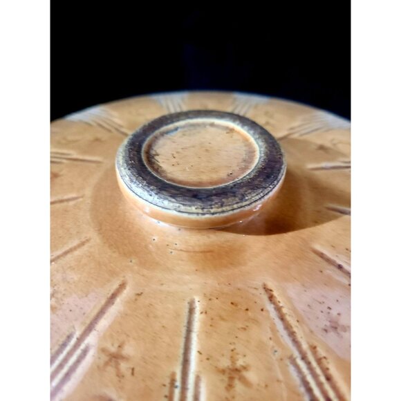 Watt Pottery Moon & Stars casserole, Dutch oven - Picture 6 of 10